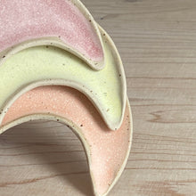 Indlæs billede til gallerivisning Lille smykkemåne - mat melon
