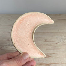 Indlæs billede til gallerivisning Lille smykkemåne - mat melon
