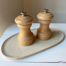 Indlæs billede til gallerivisning Fad til salt &amp; peber - blank beige
